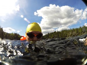 Uimari varusteineen Lohjanjärvellä