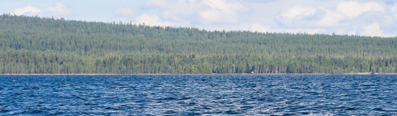 Kaksi uimaria Kitkajärvellä Kuusamossa