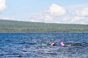 Kaksi uimaria Kitkajärvellä Kuusamossa