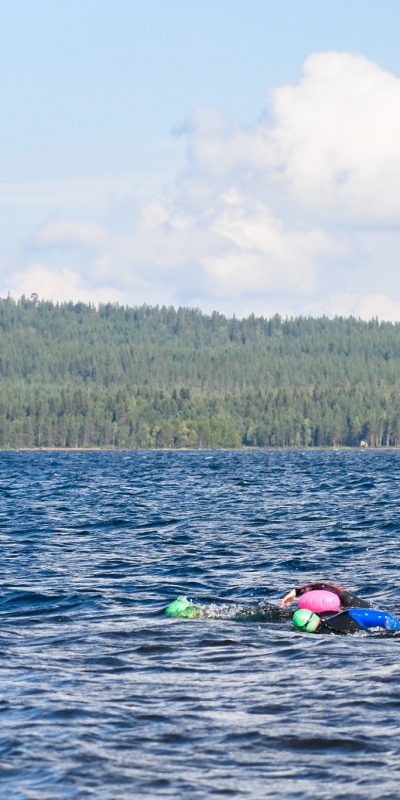 Kaksi uimaria Kitkajärvellä Kuusamossa
