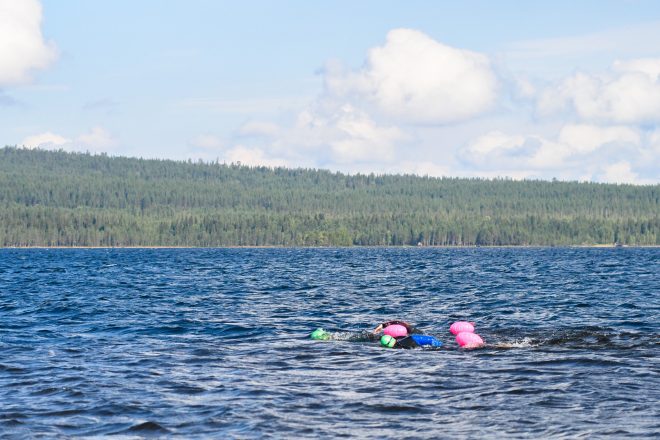 Kaksi uimaria Kitkajärvellä Kuusamossa