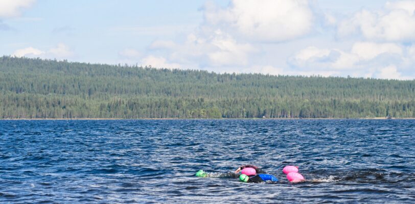 Kaksi uimaria Kitkajärvellä Kuusamossa