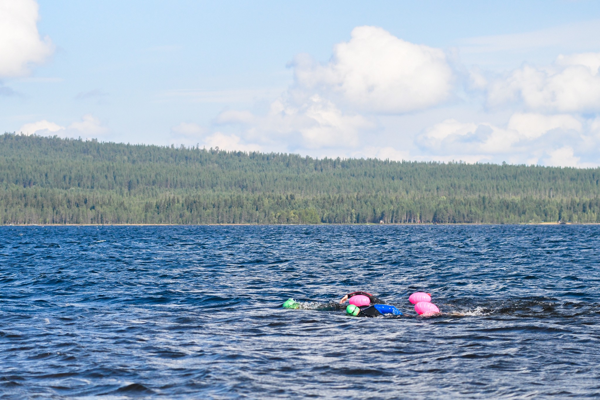 Kaksi uimaria Kitkajärvellä Kuusamossa