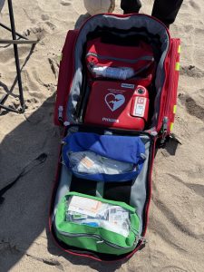 Pelastusreppu, jossa defibrilaattori ja ensiaputarvikkeet.